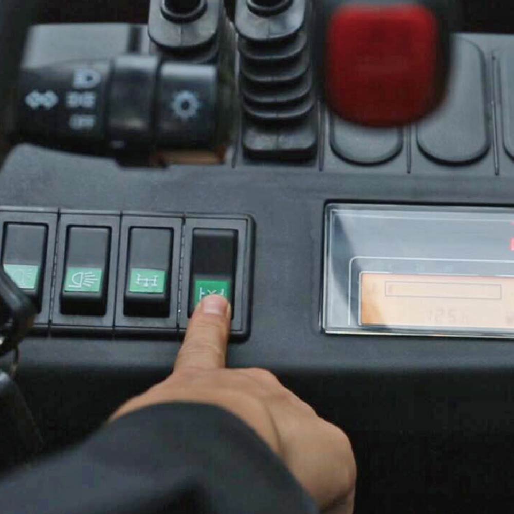 ПОЛНОПРИВОДНЫЙ ВИЛОЧНЫЙ ПОГРУЗЧИК ДЛЯ ПЕРЕСЕЧЕННОЙ МЕСТНОСТИ