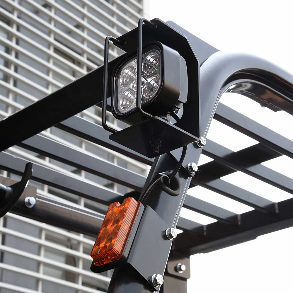 ПРОТИВОВЕСНЫЙ ВИЛОЧНЫЙ ПОГРУЗЧИК С ДВИГАТЕЛЕМ ВНУТРЕННЕГО СГОРАНИЯ